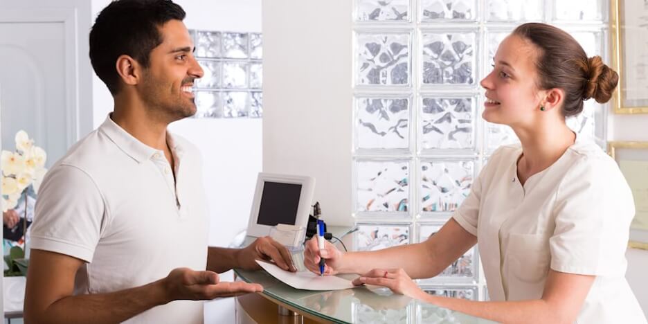 secrétaire réception avec patient